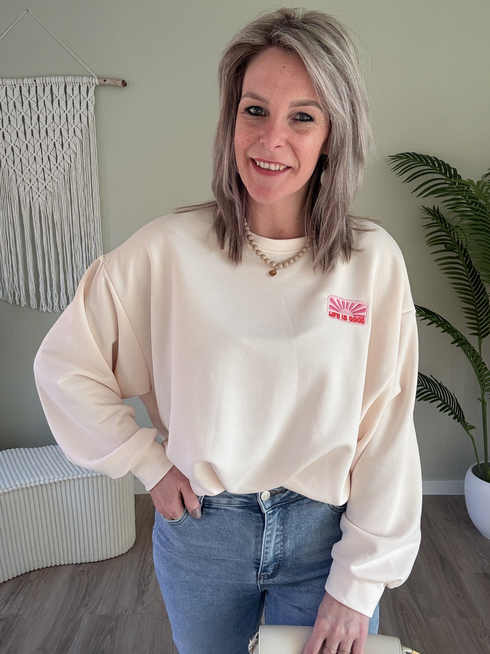 Sweater embleem beige