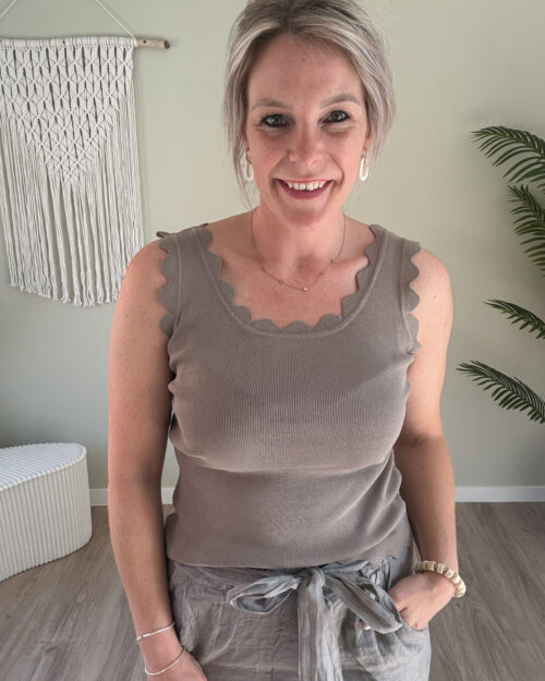 Top met schelp rand taupe