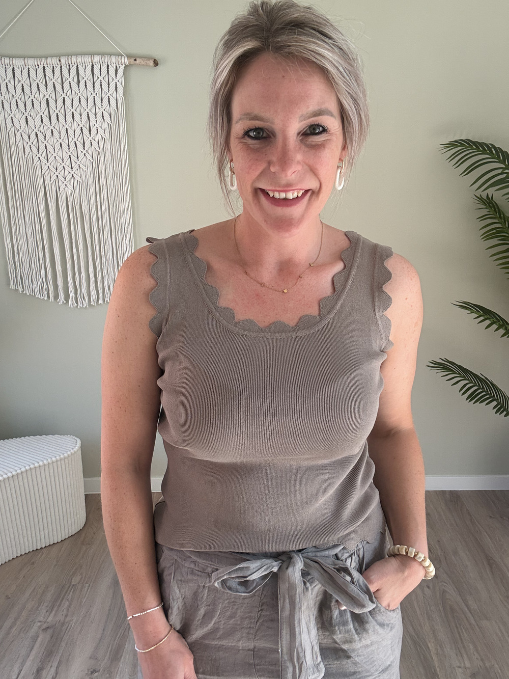 Top met schelp rand taupe