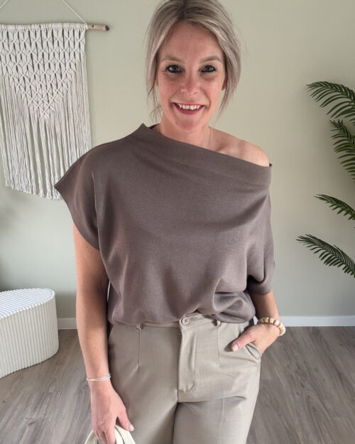 Top met boothals taupe