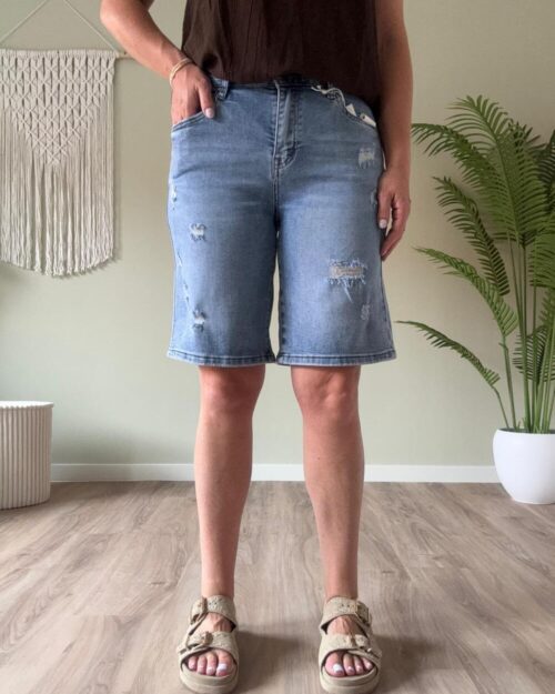 Destroyed denim jort