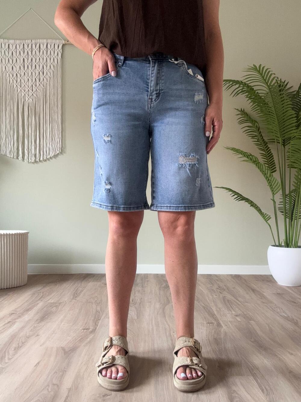 Destroyed denim jort