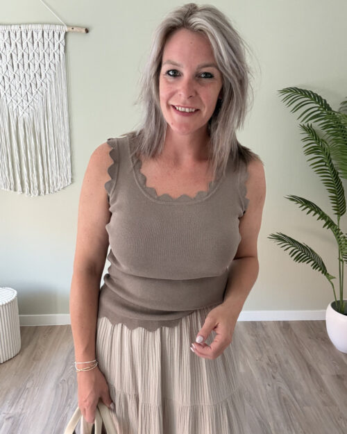 Top met schelp rand taupe
