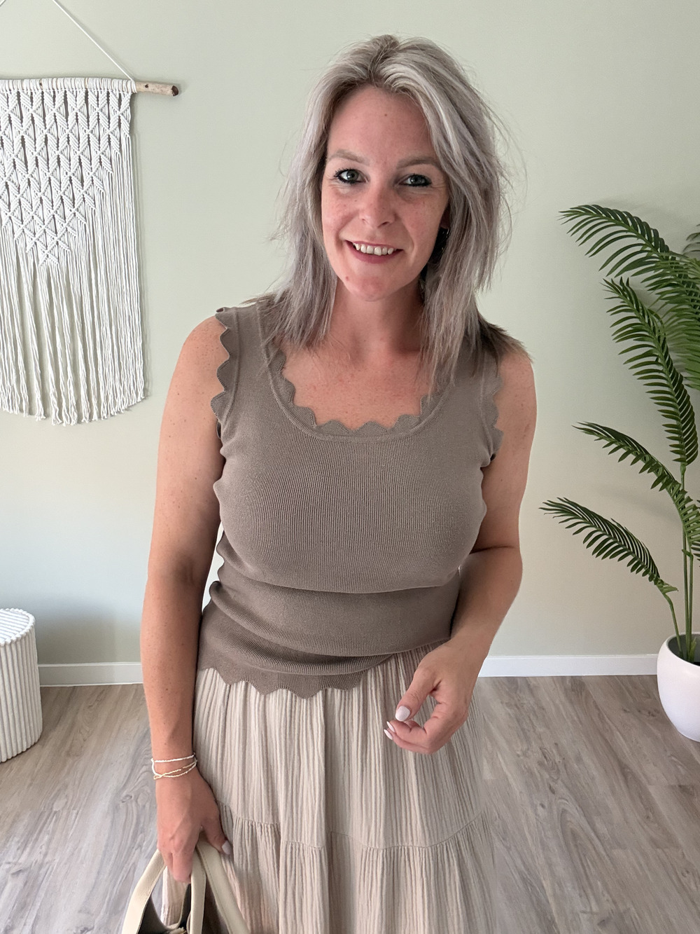 Top met schelp rand taupe