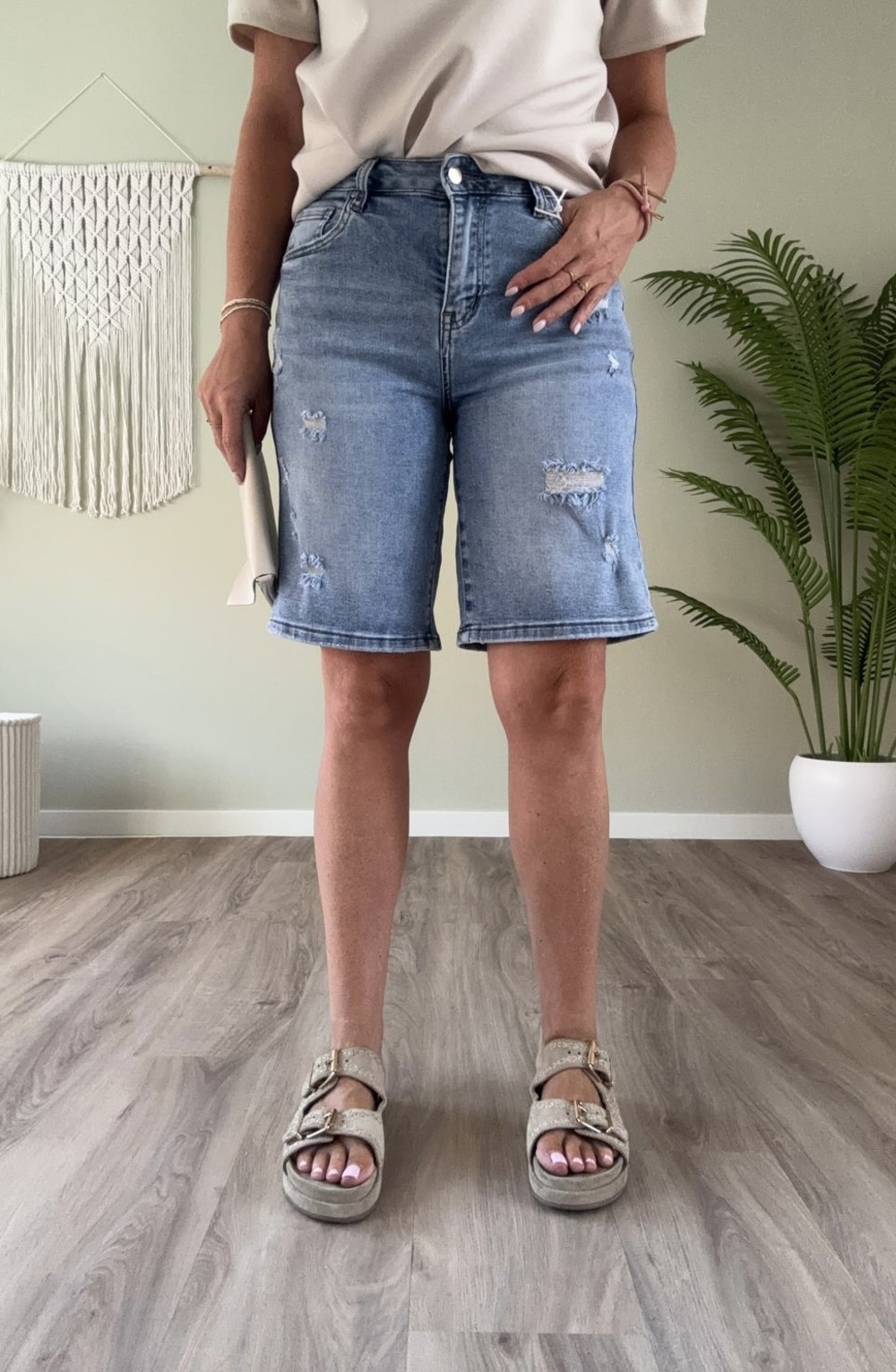 Destroyed denim jort