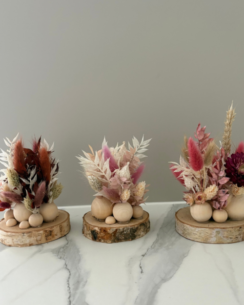 Boomstam met droogbloemen